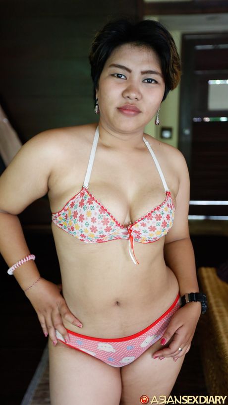 光彩照人的熟女 Siska 展示她令人驚嘆的乳房，並近距離張開她毛茸茸的陰部