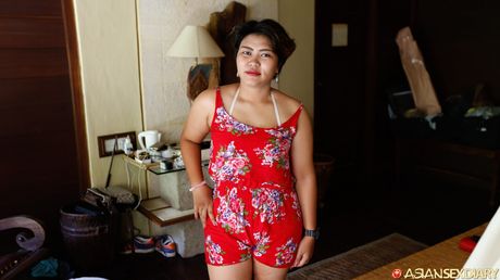 光彩照人的熟女 Siska 展示她令人驚嘆的乳房，並近距離張開她毛茸茸的陰部