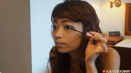 夢幻般的亞洲寶貝琳達展示了她的小乳房，並在獨奏中捕捉了她穿著天空服裝的外觀