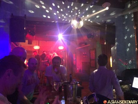 亞洲封面女郎業餘愛好者在狂野之夜後被內射