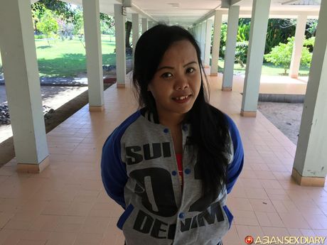 巨乳のアジア人MILFアイスBはベッドの上でディルドに乗って中出しされる