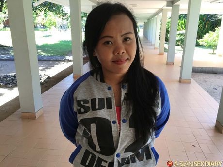 巨乳のアジア人MILFアイスBはベッドの上でディルドに乗って中出しされる