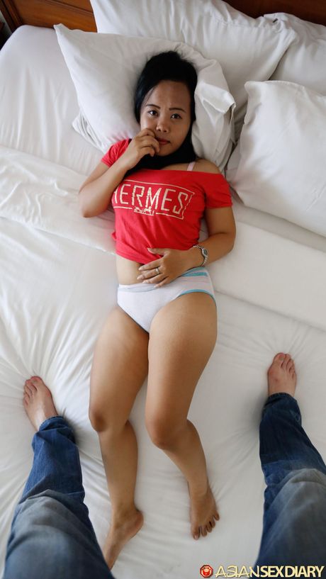 豐滿亞洲熟婦 Ice B 在床上騎著假陽具被內射