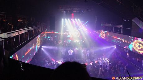 Delicate thai girl Fang B takes selfies while having sex in a bathtub