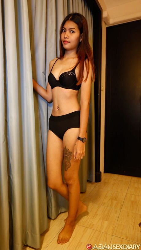 Mørkhåret brasiliansk skønhed Nanda præsenterer sine store bryster og blotter sin krop i en solo