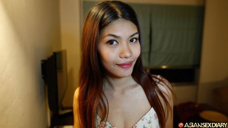 Mørkhåret brasiliansk skønhed Nanda præsenterer sine store bryster og blotter sin krop i en solo