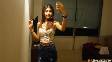 Mørkhåret brasiliansk skønhed Nanda præsenterer sine store bryster og blotter sin krop i en solo