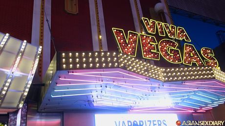 素敵な日本のベイビーアマチュアは、角質の男に彼女の猫を掘られます