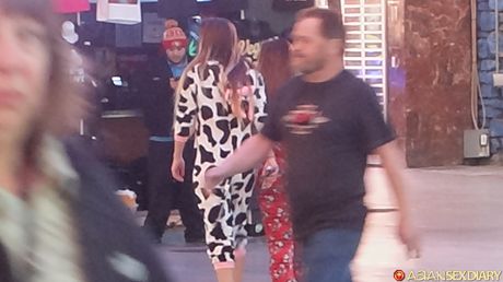 素敵な日本のベイビーアマチュアは、角質の男に彼女の猫を掘られます