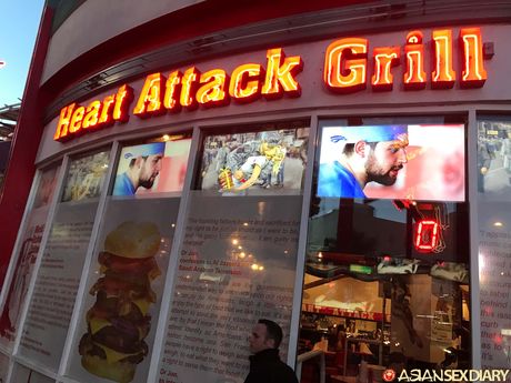 素敵な日本のベイビーアマチュアは、角質の男に彼女の猫を掘られます