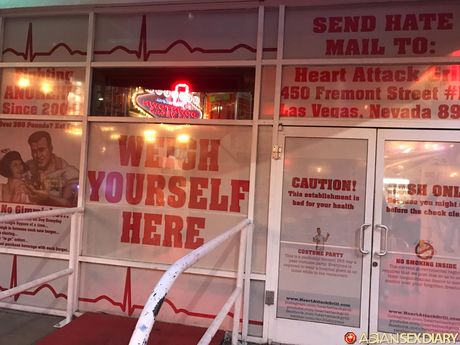 素敵な日本のベイビーアマチュアは、角質の男に彼女の猫を掘られます