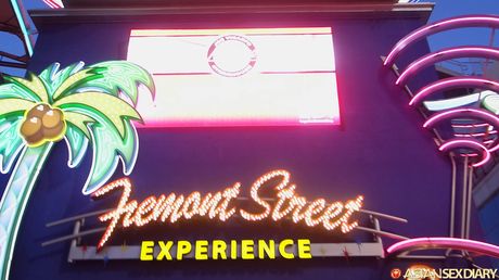 素敵な日本のベイビーアマチュアは、角質の男に彼女の猫を掘られます