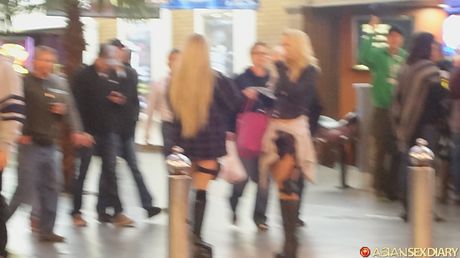 素敵な日本のベイビーアマチュアは、角質の男に彼女の猫を掘られます