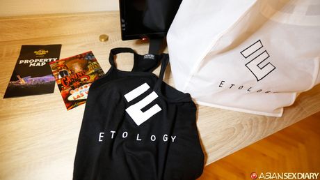 Asiatisk teenager amatør får sin twat fyldt med en dildo i en solo