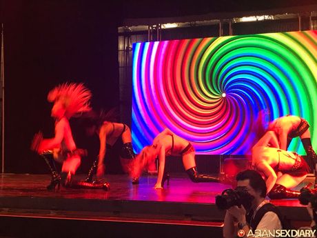 Asiatisk teenager amatør får sin twat fyldt med en dildo i en solo