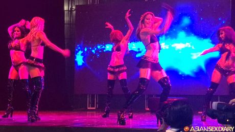 Asiatisk teenager amatør får sin twat fyldt med en dildo i en solo