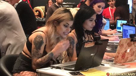 Asiatisk teenager amatør får sin twat fyldt med en dildo i en solo