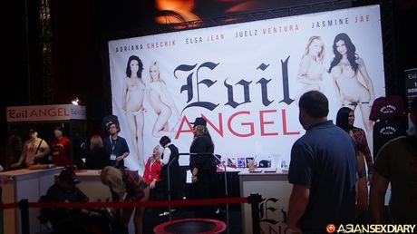 Forførende asiatisk teenager Megan Rain får sin fisse spist ud og kneppet