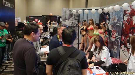 Forførende asiatisk teenager Megan Rain får sin fisse spist ud og kneppet