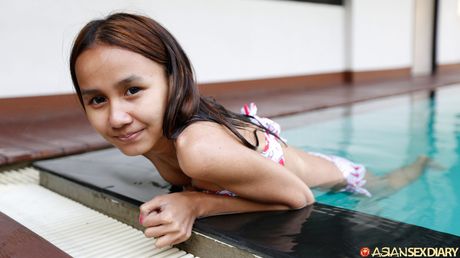 亞洲封面女郎 Puy B 在陰道性交前先舔陰部