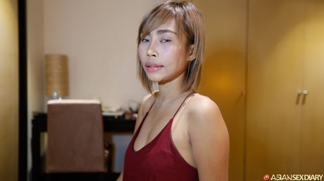 魅惑的なアマチュアミッキーBが服を脱いで熱いお尻と毛深いオマンコを披露