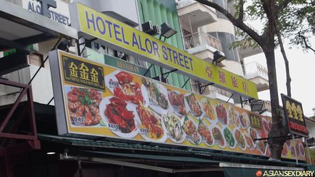 Asiatisk babe Linda går nøgen før en vaginal knepper