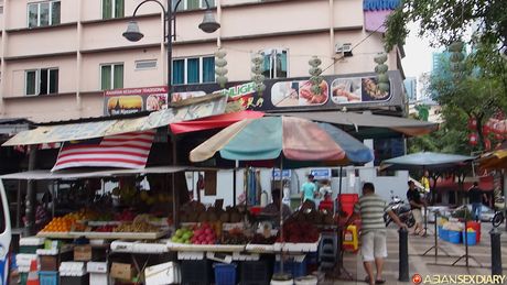 Asiatisk babe Linda går nøgen før en vaginal knepper