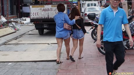 Asiatisk babe Linda går nøgen før en vaginal knepper