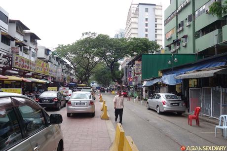 Asiatisk babe Linda går nøgen før en vaginal knepper