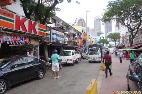 Asiatisk babe Linda går nøgen før en vaginal knepper