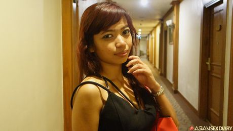 Sød malaysisk amatør Linda får sin fisse penetreret