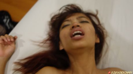 Sød malaysisk amatør Linda får sin fisse penetreret