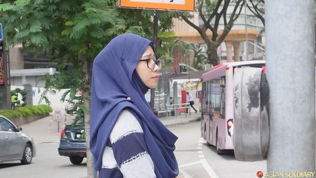 Sød malaysisk amatør Linda får sin fisse penetreret