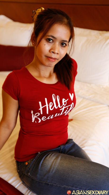 Moden asiatisk Felly stripper og får sin behårede fisse boret hårdt