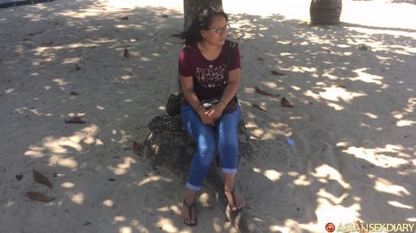 Mørkhåret amatør Chacha viser sine fantastiske stativer og modeller i den rå på sengen