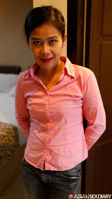 アジア人モデルのノニは、角質の男に毛深いオマンコを弄ばれ、犯される