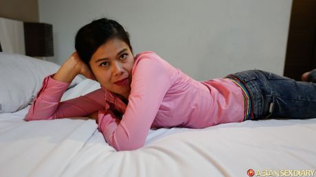 Asiatisk model Noni får sin behårede fisse drillet og kneppet af en liderlig fyr