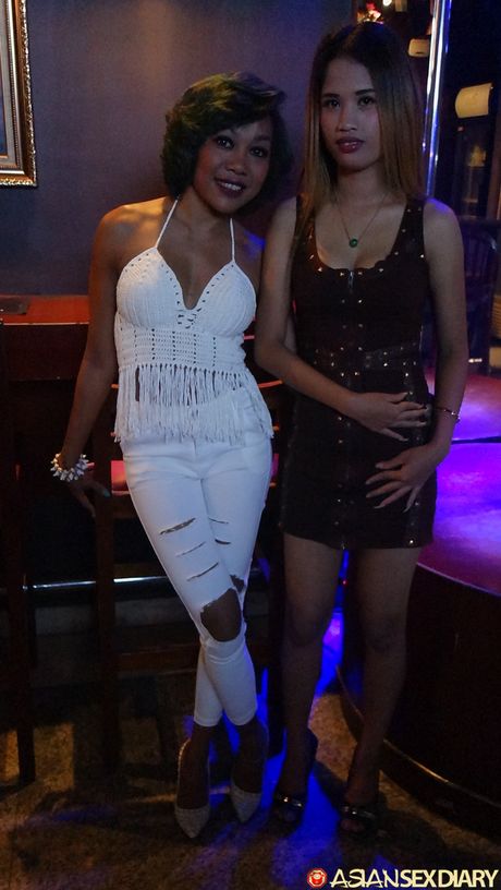 ブロンドの女の子ローザは彼女の素晴らしいメロンを披露し、足を広げます