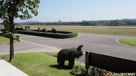 完璧な熟女カトリンは、角質の男に毛深い猫を舐められ、犯される