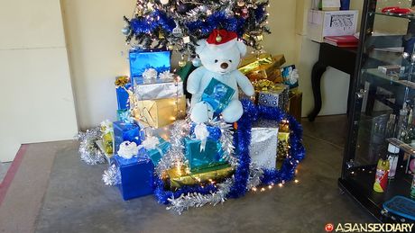 完璧な熟女カトリンは、角質の男に毛深い猫を舐められ、犯される