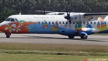 完璧な熟女カトリンは、角質の男に毛深い猫を舐められ、犯される