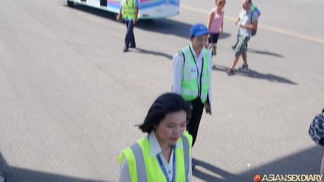 完璧な熟女カトリンは、角質の男に毛深い猫を舐められ、犯される