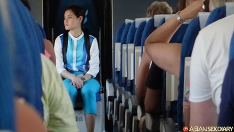 完璧な熟女カトリンは、角質の男に毛深い猫を舐められ、犯される