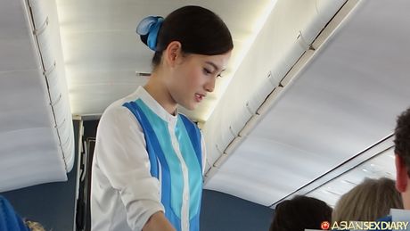 完璧な熟女カトリンは、角質の男に毛深い猫を舐められ、犯される