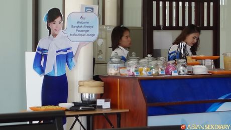 完璧な熟女カトリンは、角質の男に毛深い猫を舐められ、犯される