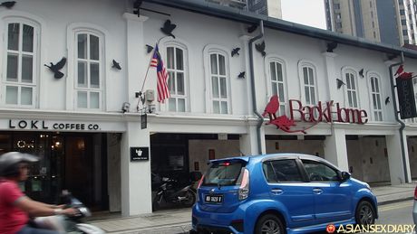 亞洲業餘模特兒在被幹之前先舔陰戶