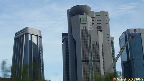 亞洲業餘模特兒在被幹之前先舔陰戶