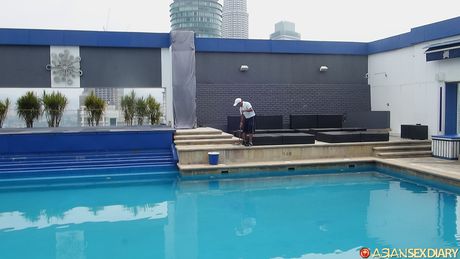 亞洲業餘模特兒在被幹之前先舔陰戶