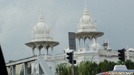 亞洲業餘模特兒在被幹之前先舔陰戶