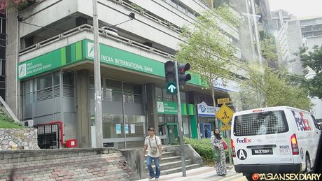 亞洲業餘模特兒在被幹之前先舔陰戶